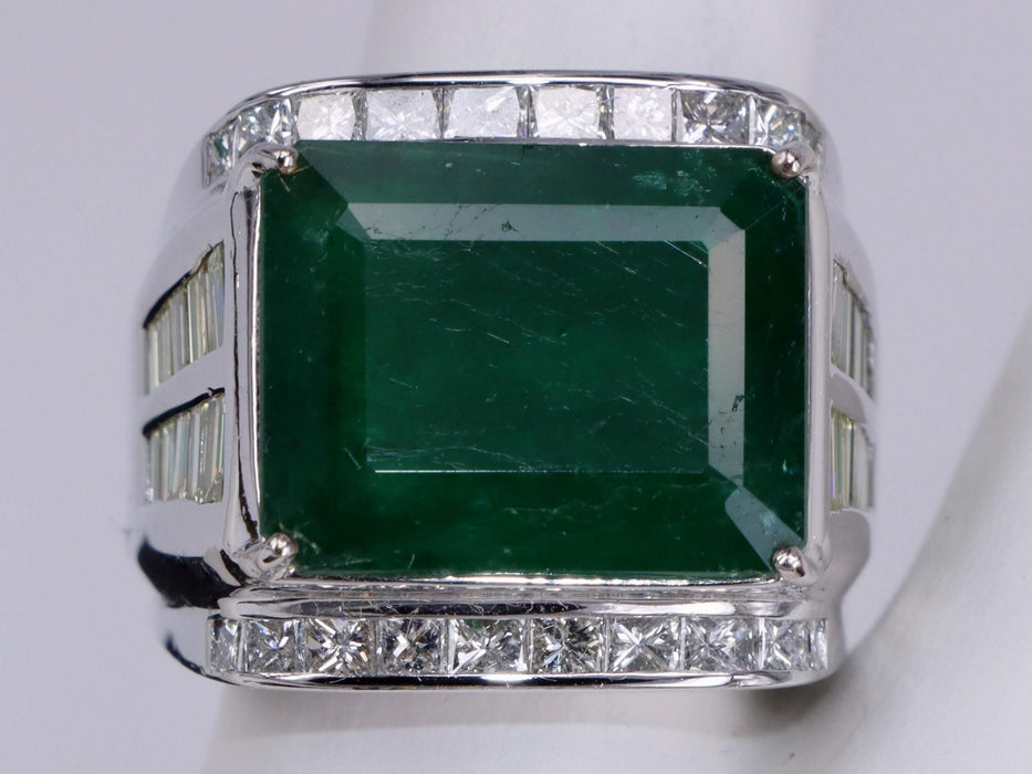 Llamativo anillo de oro blanco con esmeralda y diamantes elegantes