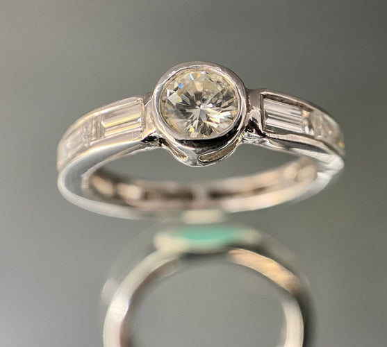 Bague 56.5 Bague or blanc sertie d'un diamant central de 1 carat et 2 carats de diamants baguette 58 Facettes