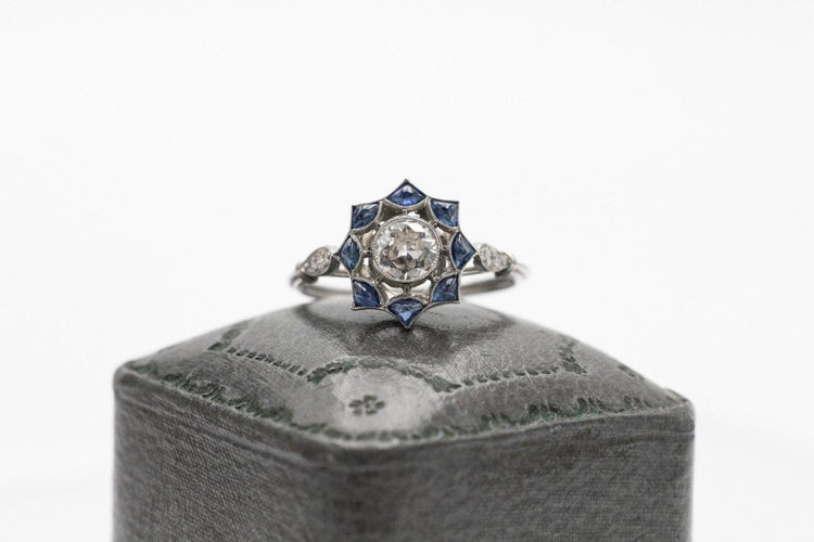 Bague 56 Old platinum ring with diamonds and sapphires, first half of the 20th century 58 Facettes 10813