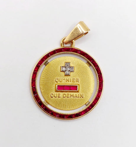 Pendentif Pendentif médaille d'amour 23mm or 18k diamant et rubis calibrés : "+ qu'hier - que demain" maison AUGIS 58 Facettes A06031