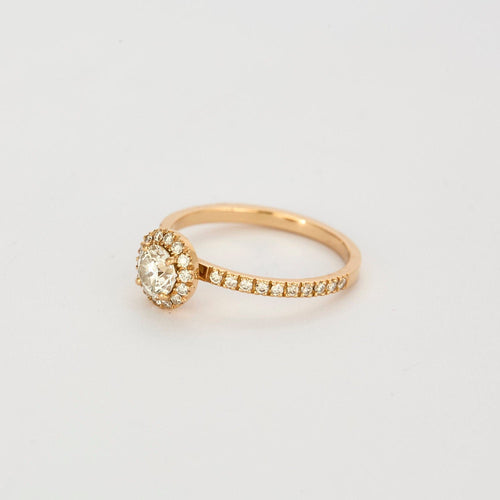 Gemmyo - Solitær omgitt av 0,50 karat rosegull diamanter.