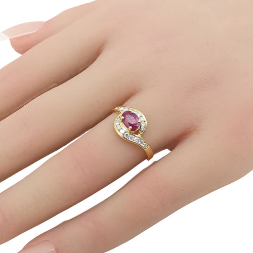 Anel em ouro amarelo, rubi e diamantes 