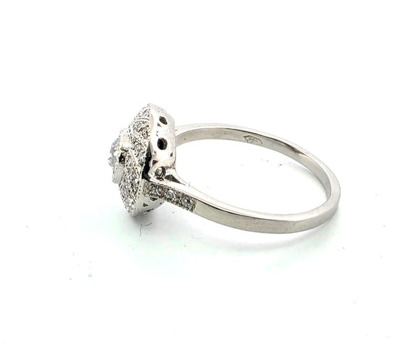 Bague 58 Bague en platine avec diamant central et diamants environnants 58 Facettes