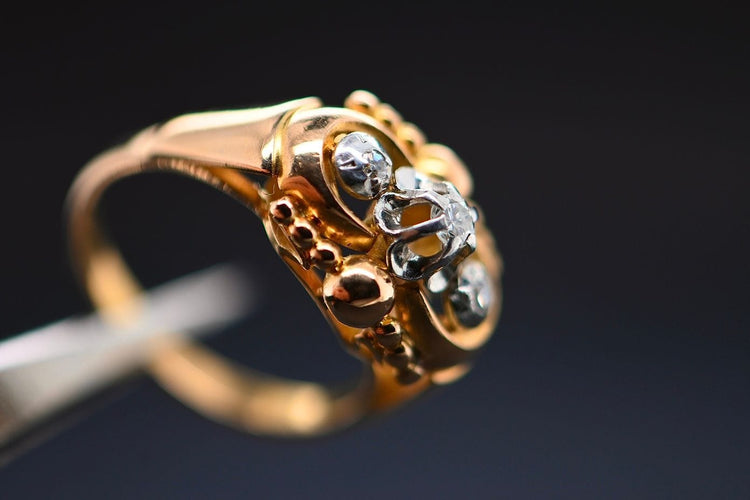 Bague Bague de style Art Déco en Or Jaune 18 Carats avec Trois Diamants de 0,7 Carat 58 Facettes