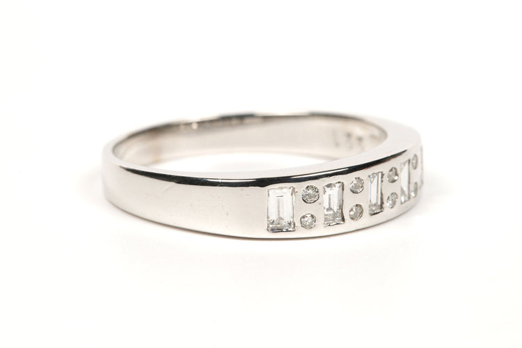 Bague 56 Alliance demi-américaine contemporaine en or blanc sertie de diamants 58 Facettes 19361