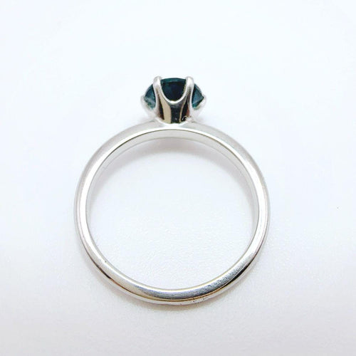 Tektaş beyaz altın ve merkezi topaz ile, Londra tarzı 