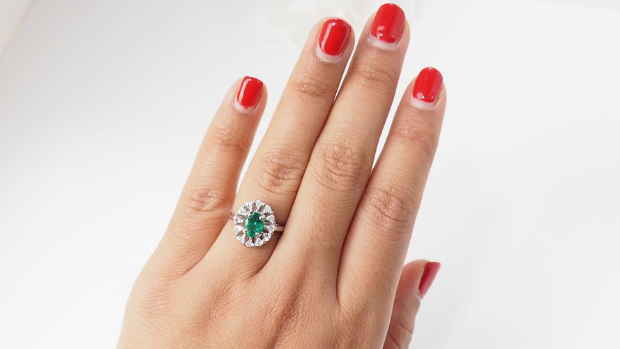 Bague 55 Bague entourage or blanc, émeraude ovale et diamants 58 Facettes F4937