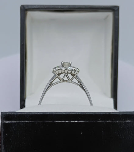 Zabytkowy pierścionek kwadratowy z białego złota 18k i diamentów 58 Facettes