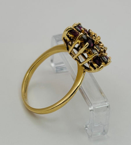 Bague 47 Bague en or avec rubis et diamants. 58 Facettes 50156