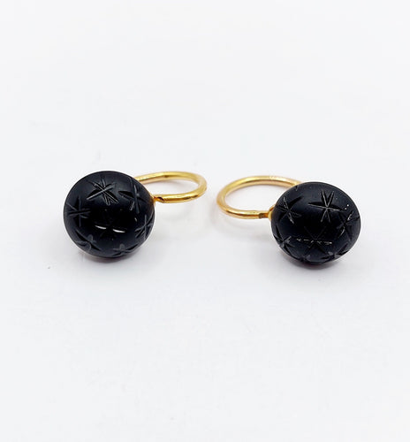 Boucles d'oreilles Dormeuses antique or 18k cabochon de jais gravé d'étoiles (circa 1900) 58 Facettes A06201