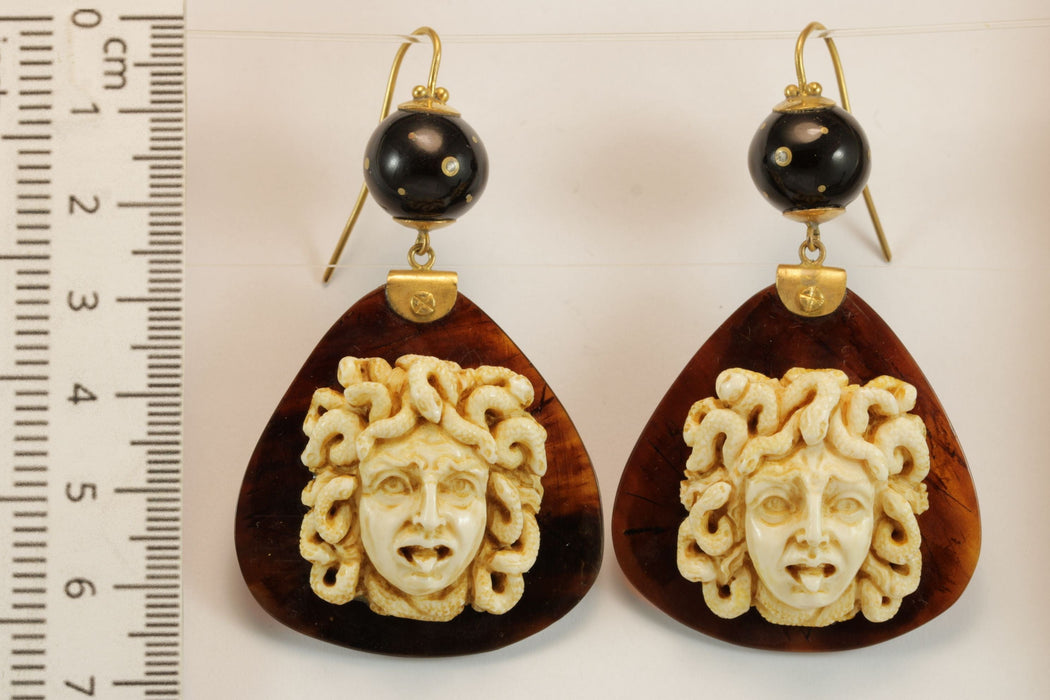 Boucles d'oreilles Boucles d'oreilles antiques en or et écaille de tortue avec camées Medusa en ivoire 58 Facettes 7606