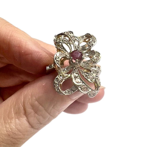 Bague BAGUE DESIGN ART DÉCO PÉRIODE 1930-1935 en OR 18 kt et PLATINE avec DIAMANTS et RUBIS 58 Facettes Q177B