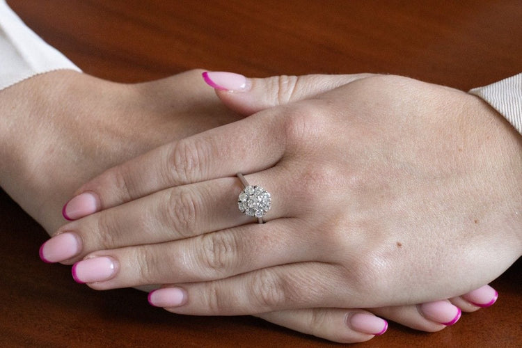 Pırlantalarla (1,68 ct) işlenmiş klasik beyaz altın yüzük 