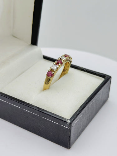 Bague 52.5 Demie alliance ornée de rubis et diamants 58 Facettes