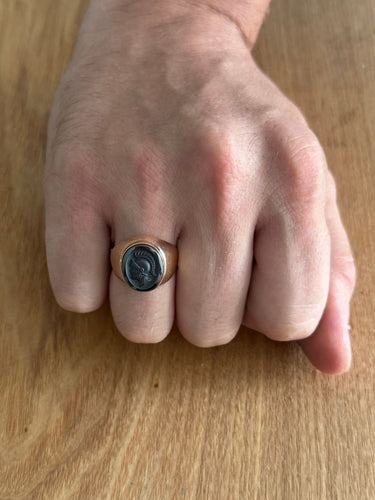 Intaglio ring in gold and hematite 