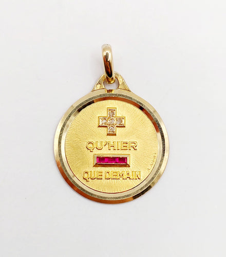 Pendentif AUGIS - Pendentif médaille d'amour 23mm or jaune et rubis  "+ QU'HIER - QUE DEMAIN" 58 Facettes A06132