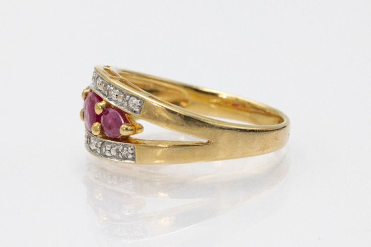 Bague 56 Bague vintage en or jaune avec rubis et diamants, France 58 Facettes 11259