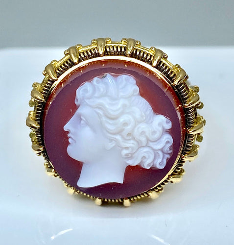 Bague 59 Bague en or jaune et camée sur cornaline 58 Facettes AB330