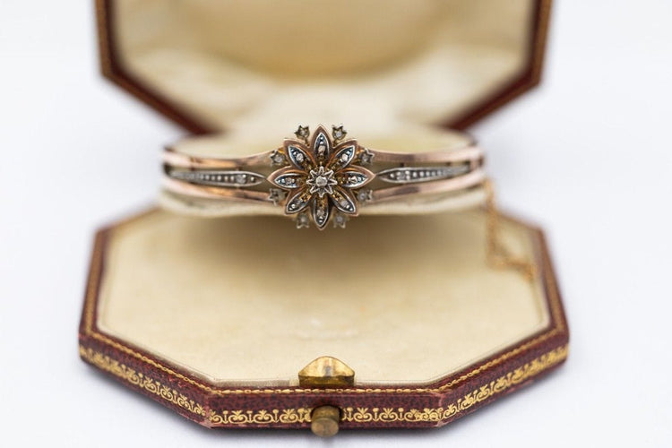 Bracelet Bracelet rigide motif floral en or 18k et diamants taille rose 58 Facettes 11837