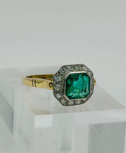 Merkezde zümrüt ve elmaslarla, sarı altın ve Platin ile Art Deco tarzı yüzük 