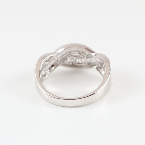 Ring aus 18 Karat Weißgold mit einem Diamanten besetzt 