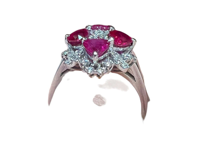 Bague Bague en or blanc 4  rubis taillés en coeur  et pavage de diamants 58 Facettes 7825 A