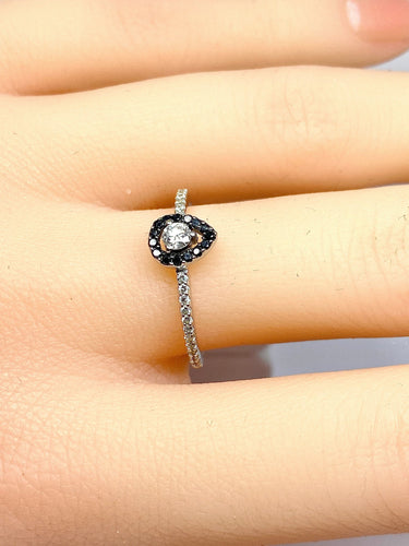 Bague 52.5 Bague solitaire or blanc, diamants blancs et diamants noirs. 58 Facettes AB509