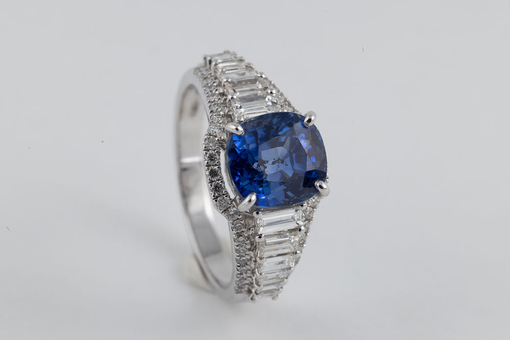 Ring in white gold and sapphire