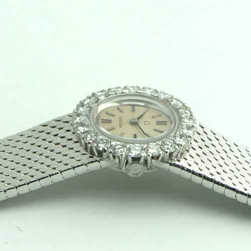 Montre Montre Omega asymétrique en or blanc 18 carats avec diamants 58 Facettes