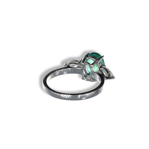 Bague 56 Bague en or blanc avec émeraude centrale et diamants 58 Facettes