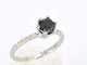 Bague 54 Bague en or blanc avec un diamant noir taille brillant et des diamants blancs 58 Facettes 2222