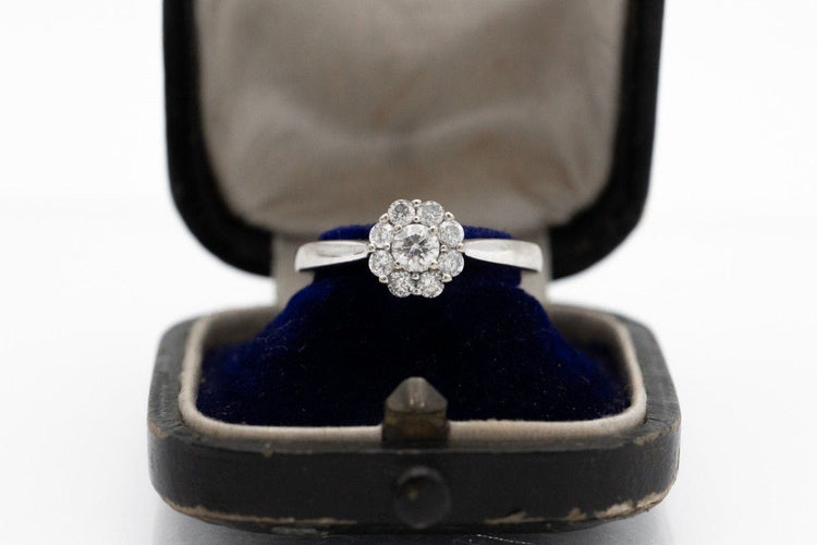 Bague 51 Bague contemporaine en or blanc sertie de diamants. 58 Facettes 10322