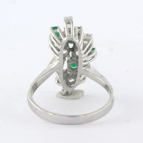 Pierścionek z białego złota z szmaragdem, diamentami w szlifie brylantowym i markizowym o łącznej masie do 0,85 ct 