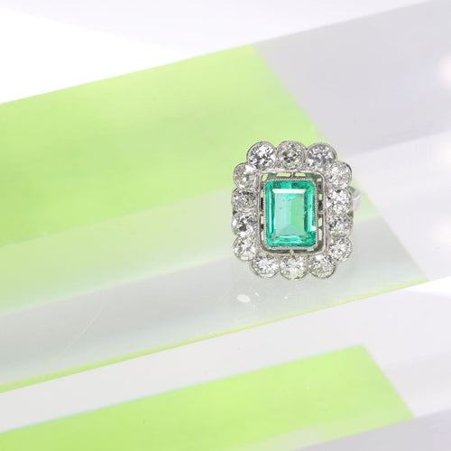 Poválečný luxus: zásnubní prsten se smaragdem a diamanty 