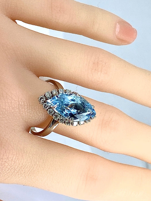 Ring aus Weißgold, Aquamarin und 18 Diamanten