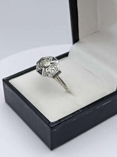 Bague 57 Bague Art Déco octogonale en or gris sertie de diamants et saphirs 58 Facettes