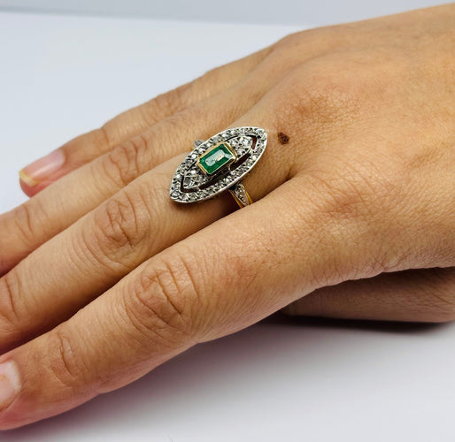 Bague 58 Bague Art Déco en or avec accents de platine, sertie d'une émeraude naturelle et de 28 diamants. 58 Facettes E14
