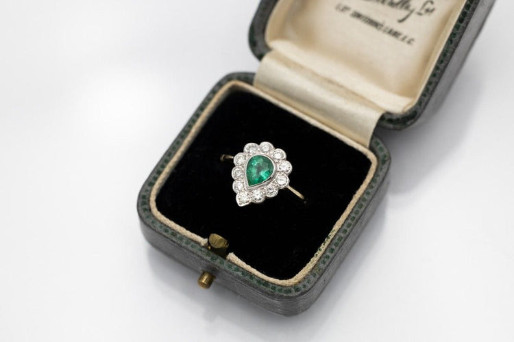 Bague 56 Bague élégante en or jaune ornée d'émeraudes et de diamants. 58 Facettes 10520