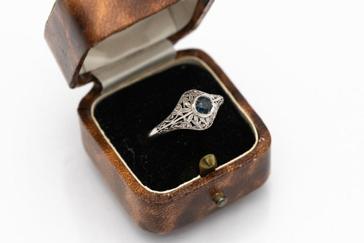 Bague 54 Bague en or blanc avec saphir, milieu du XXe siècle 58 Facettes TP10