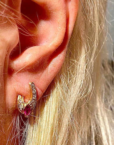 Pár náušnic ze žlutého zlata a diamantů 