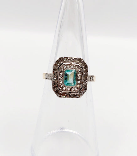 Ring Art Deco i 18k guld och Platina, smaragd och rosenstensslipade diamanter 