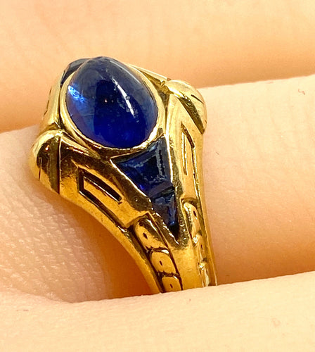 Ring aus 18 Karat Gelbgold mit Cabochon- und kalibrierten Saphiren, Art-Déco-Zeit 