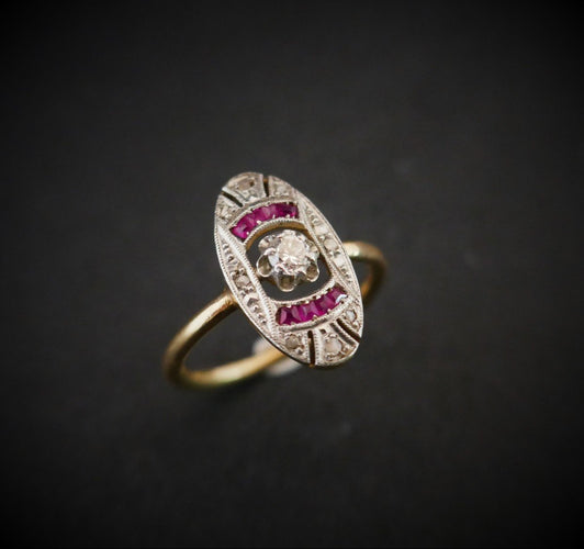 Art Deco-ring met gekalibreerde diamanten en robijnen