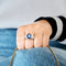 Bague 53 Bague en or blanc, saphir central et diamants 58 Facettes