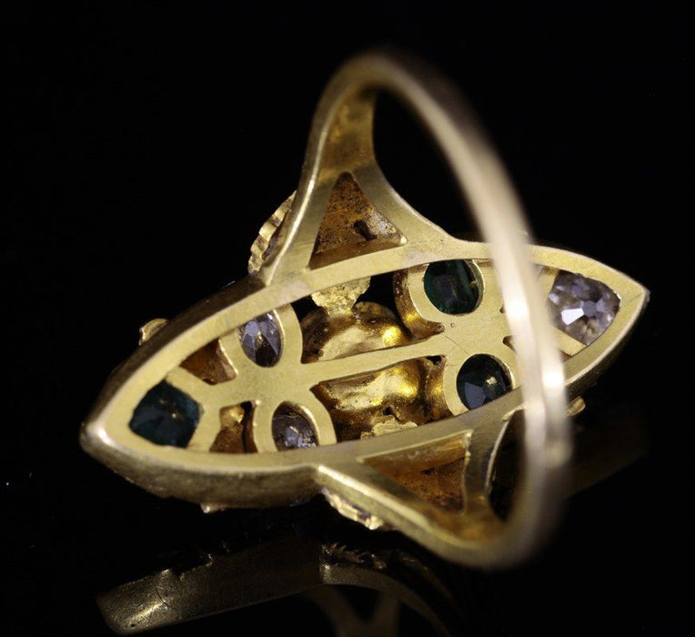 Anillo estilo marquesa Art Nouveau de oro, esmeraldas y diamantes