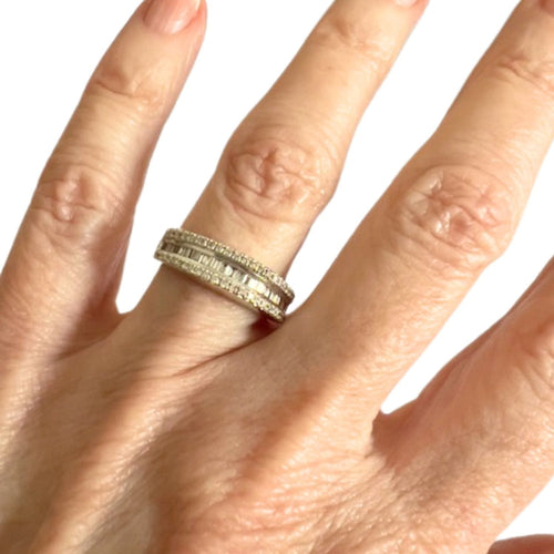 Bague 48 Bague de style contemporain en or blanc et diamants 58 Facettes Q329B