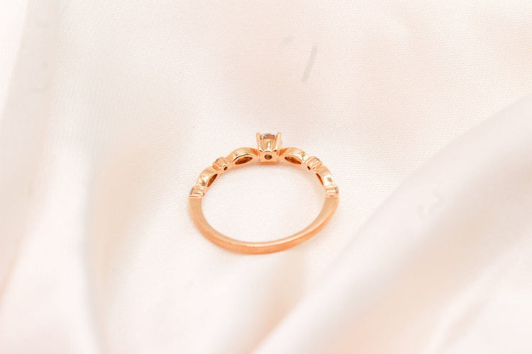 Bague Bague solitaire en or rose épaulée de diamants 0,10 ct 58 Facettes 240315