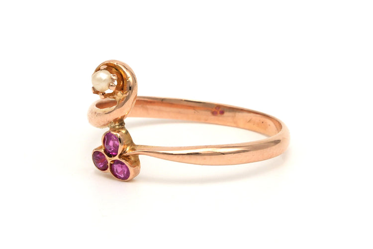 Bague 56 Bague Art Nouveau en or jaune 18 carats sertie d'une perle et de rubis de synthèse 58 Facettes 19485