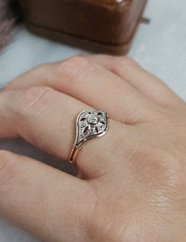 Gammel ring i tofarget gull og diamanter 