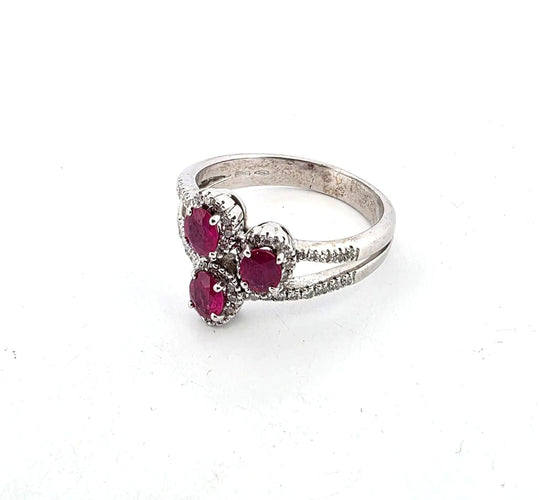 Bague 60 Bague trilogie Daisy en or blanc massif 18 carats avec rubis et diamants 58 Facettes